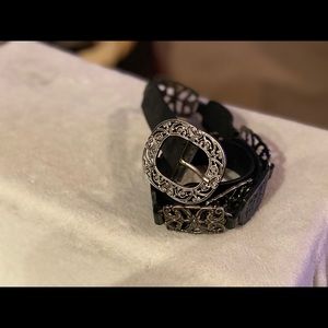 Black belt. Size M. Slight signs of wear.